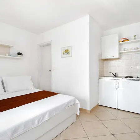 Apartments And Rooms Vuleta, Close To The Beach Makarska Room photo