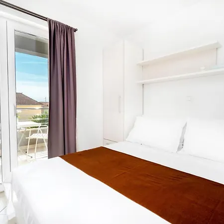 Apartments And Rooms Vuleta, Close To The Beach Makarska Room photo