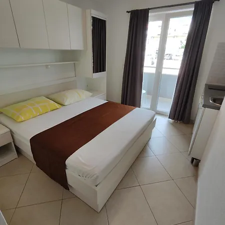 Apartments And Rooms Vuleta, Close To The Beach Makarska Room photo
