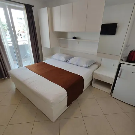 Apartments And Rooms Vuleta, Close To The Beach Makarska Room photo
