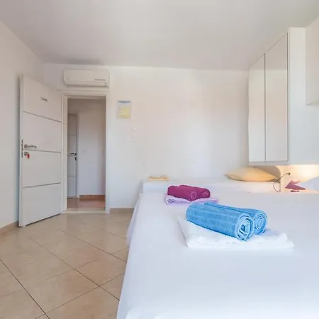 Apartments And Rooms Vuleta, Close To The Beach Makarska Room photo